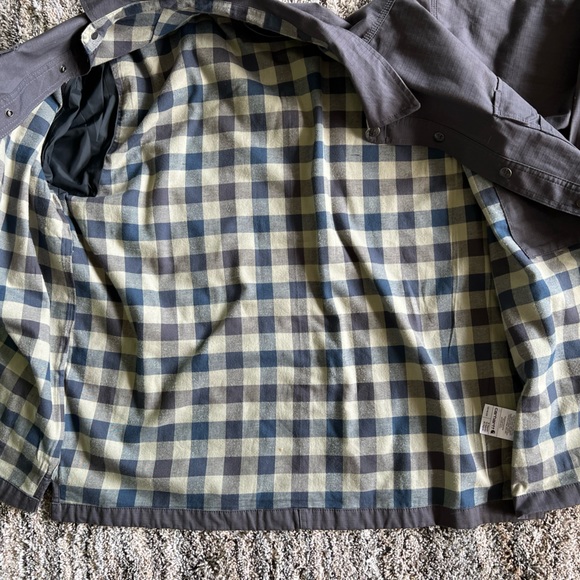 Modern Gray Men’s Carhartt Jacket - Picture 4 of 7